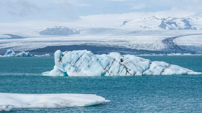 冰岛约库萨隆的冰山，背景是瓦特纳约库冰盖