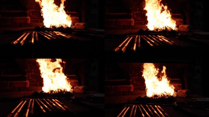 锻造火在旧的锻造炉中燃烧