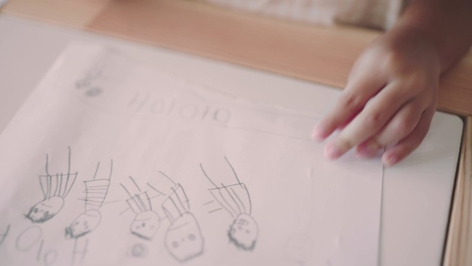 孩子在家画画手绘幼儿园上网课