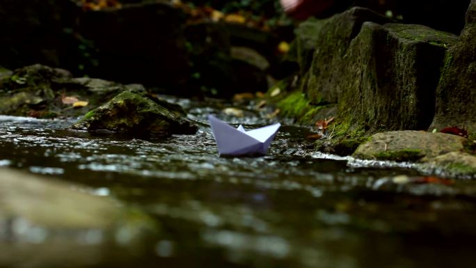 水上纸船放纸船纸船随水漂流