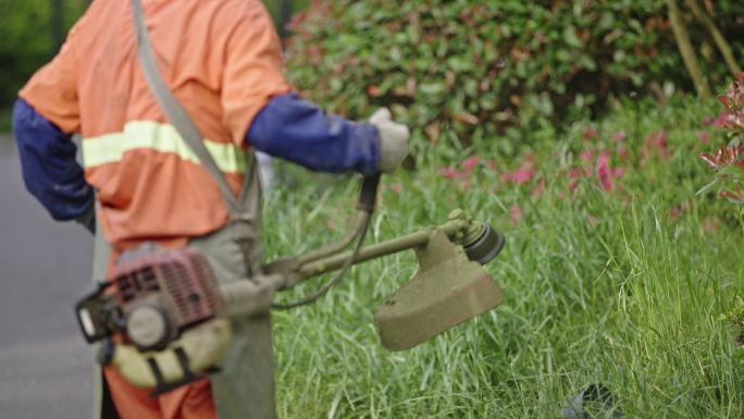 环卫工人使用除草机除草慢动作