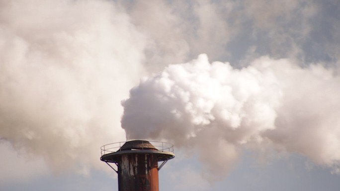 工厂烟囱对空气污染的特写