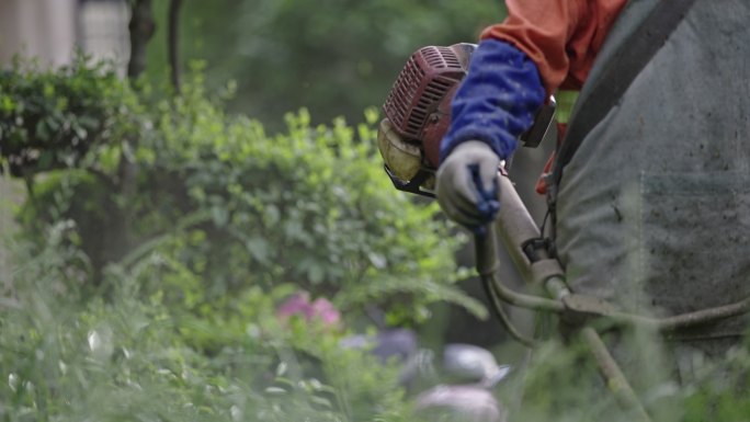 环卫工人使用除草机除草慢动作