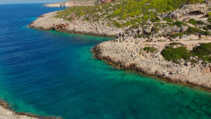在希腊扎金托斯享受暑假的男子跳入大海和在水下游泳的4K视频