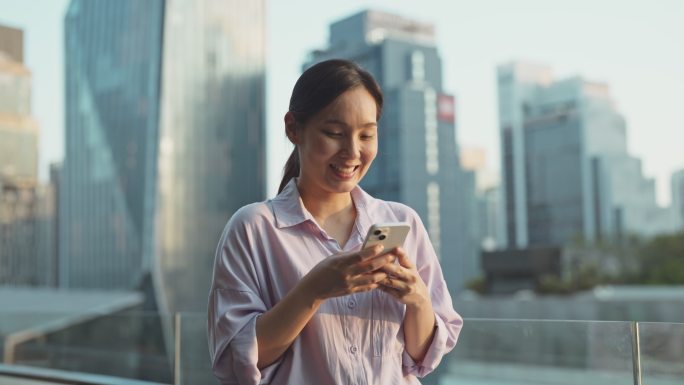 亚洲女性在城市视野中使用手机