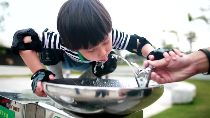 喝自来水的小男孩运动喝水男孩喝水