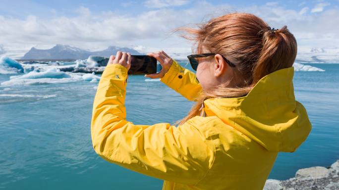 游客拍摄冰岛冰川泻湖照片