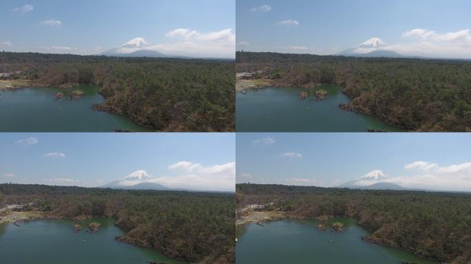 富士山，日本富士市，天蓝的松鸡湖。空中视频