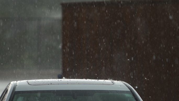 冰雹雨冰雹拍打车顶