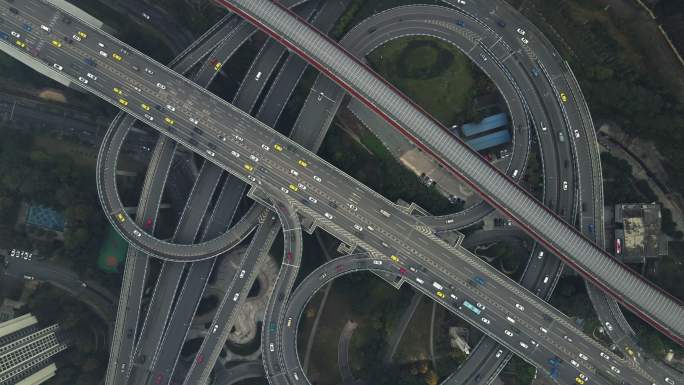 复杂立交桥和繁忙交通鸟瞰图