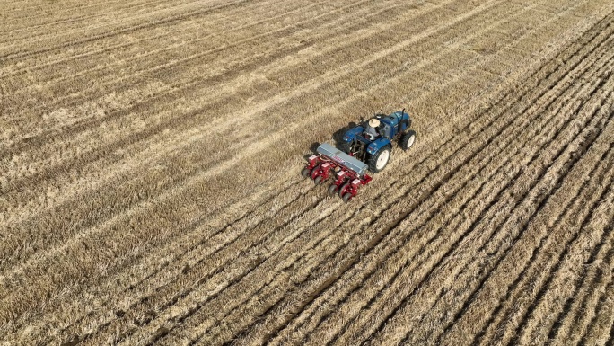 旋耕机在麦田里犁地耙地