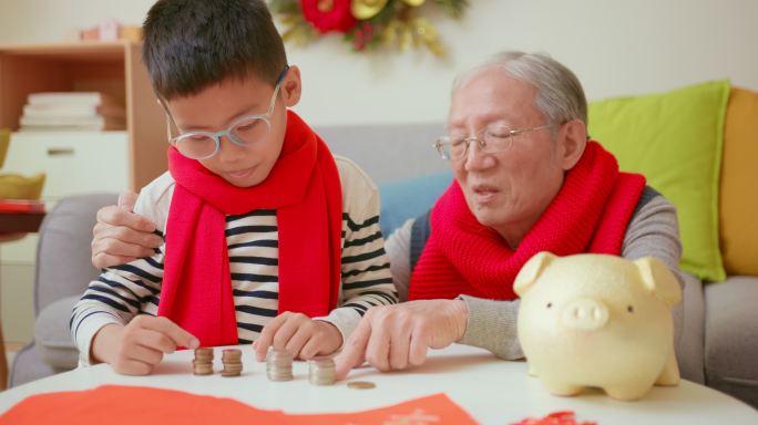 祖父和孙子存钱罐零钱零花钱