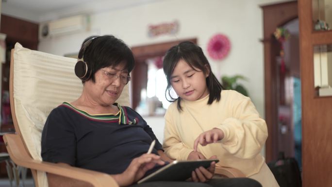 中国亚裔孙子用数字桌听音乐教祖母