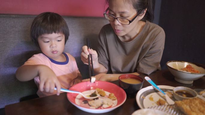 妈妈和可爱的男婴喜欢在日本餐馆一起吃饭