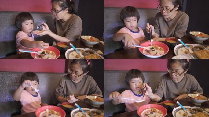 妈妈和可爱的男婴喜欢在日本餐馆一起吃饭