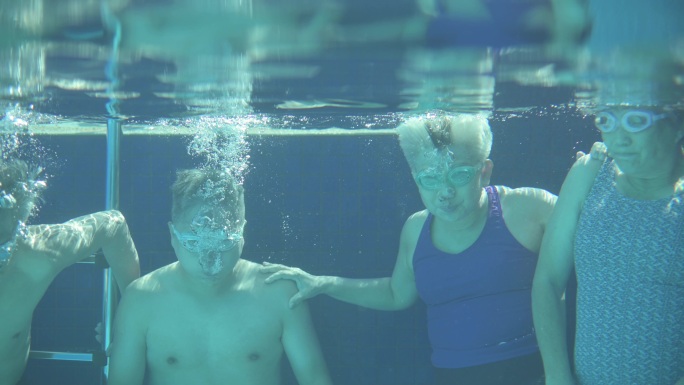 亚裔中国高级啦啦队在游泳池水上比赛中赢得最长呼吸