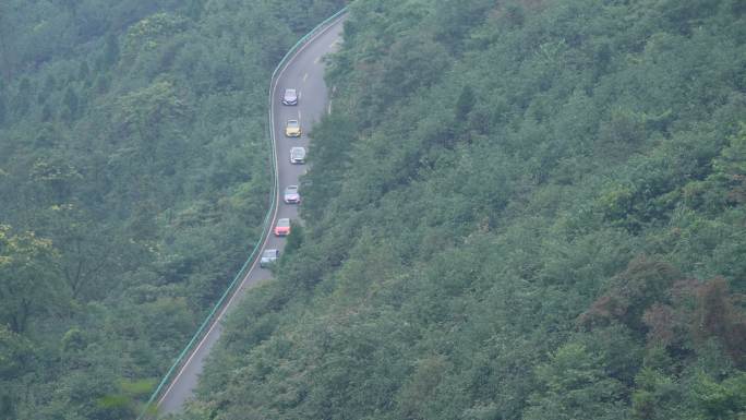 航拍山道车队绕山弯曲山路自驾游公路旅游