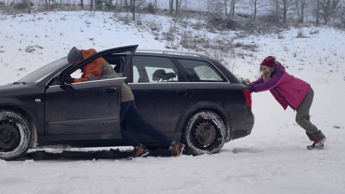 冬天，一对年轻夫妇的车坏了。