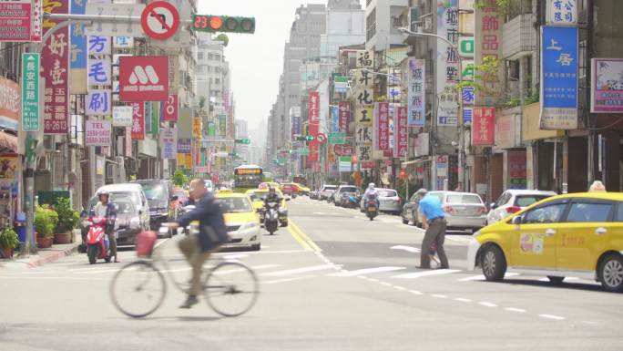 台北长安西路繁华商业街街边小店复古门头