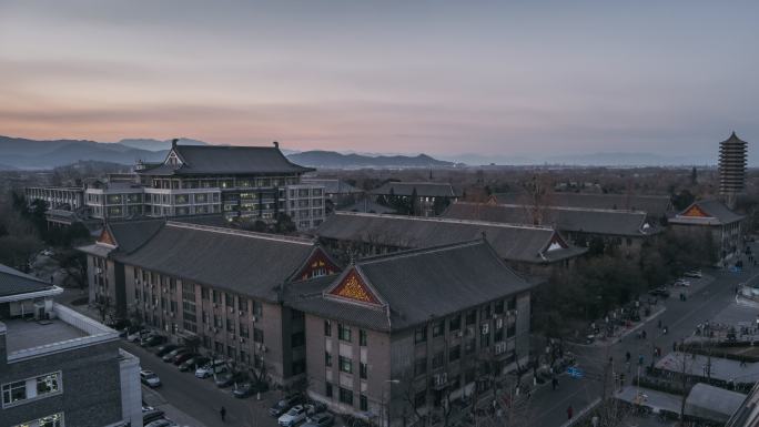 中国北京大学鸟瞰图，日落至黄昏过渡