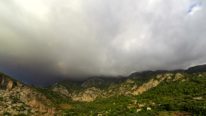 丘陵阴天云层旅游发展自然气象