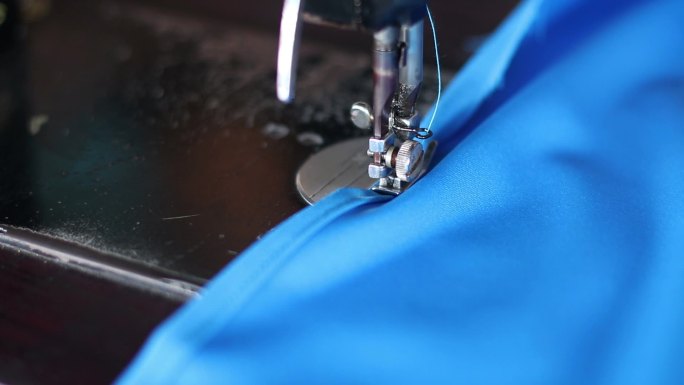 用旧缝纫机手工缝制的蓝色织物。