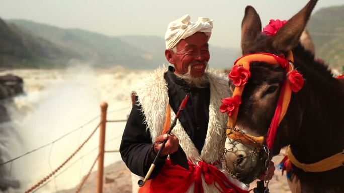 老人和驴子说话放羊人陕北老农民黄河