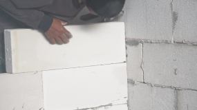 砌砖工铺设（砖安装）视频素材