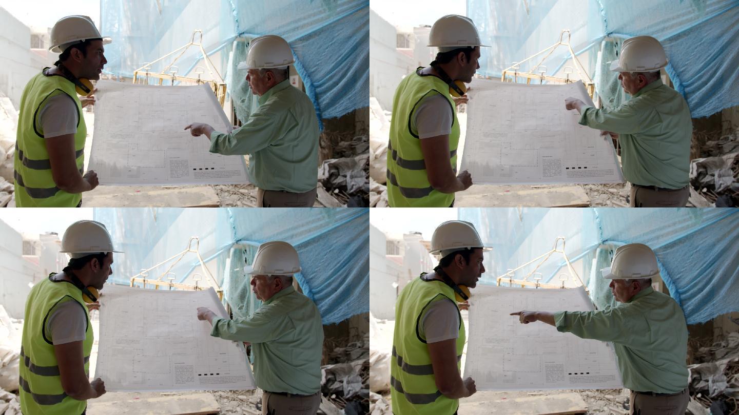 拉丁美洲主管和建筑师在施工现场一边谈话一边查看蓝图