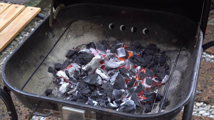 4K夹子准备烧烤架和灼热的煤炭，带有炉灶、食物和烹饪概念