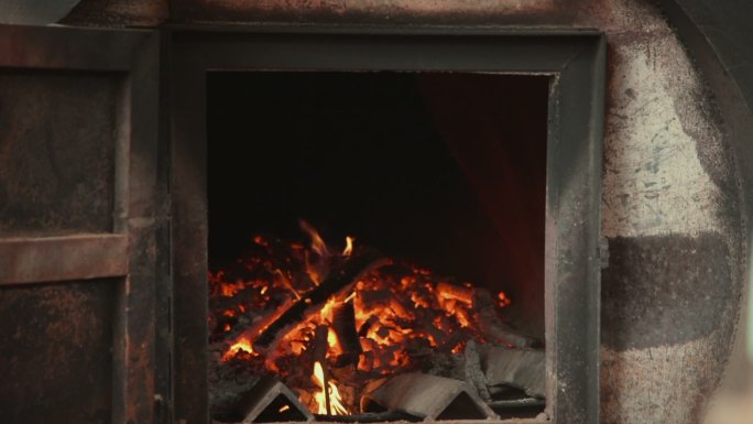 用木柴和火焰燃烧的壁炉