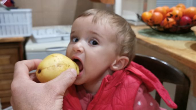 婴儿吃梨。含有维生素和矿物质的健康早餐。