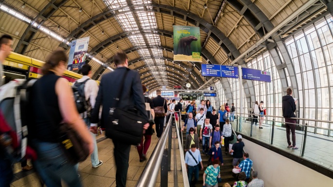 Timelapse view Berlin Alexanderplatz S-Bahn车站。