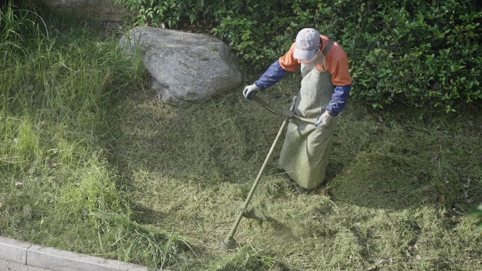 环卫工人使用除草机除草慢动作