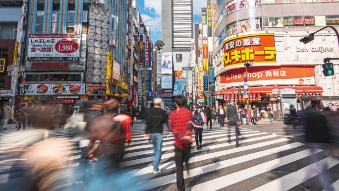 4K时间流逝：日本东京哥斯拉路新宿区购物街上，平移导致交通堵塞，行人拥挤