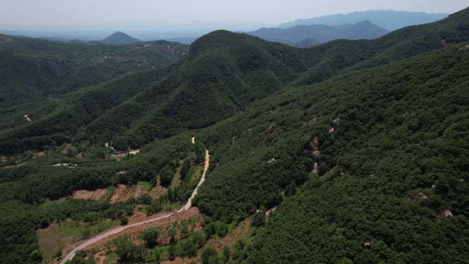 重峦叠嶂的大山航拍