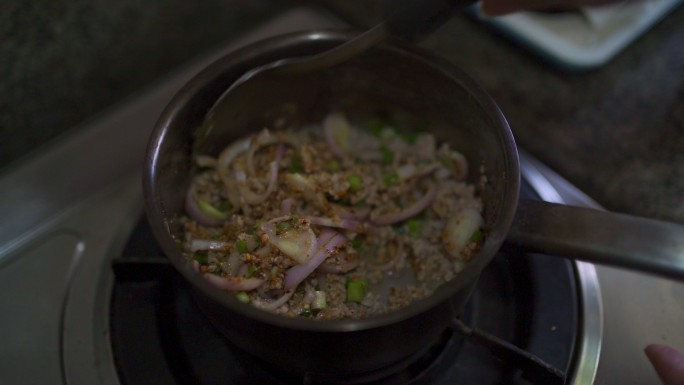 锅里食物的特写镜头。