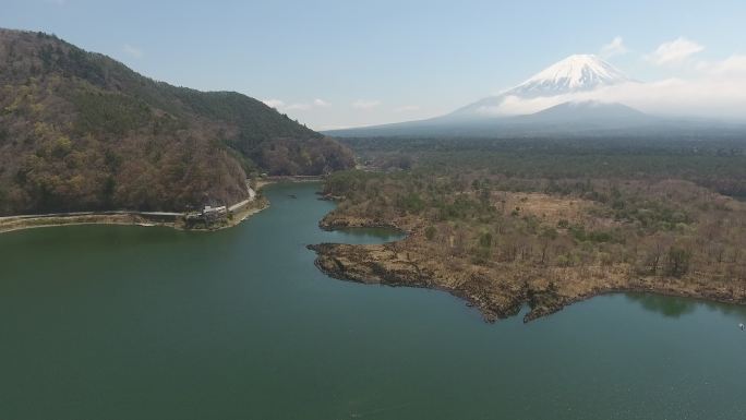 日本富士，有蓝天的松鸡湖和富士山。空中视频