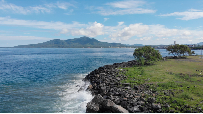 海边 海浪拍打 岸边礁石 海岸线航拍素材