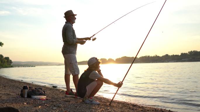 好奇的男孩，和爷爷一起享受周末的钓鱼冒险，享受每一刻