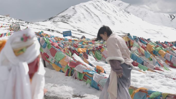 藏族雪山彩旗视频素材