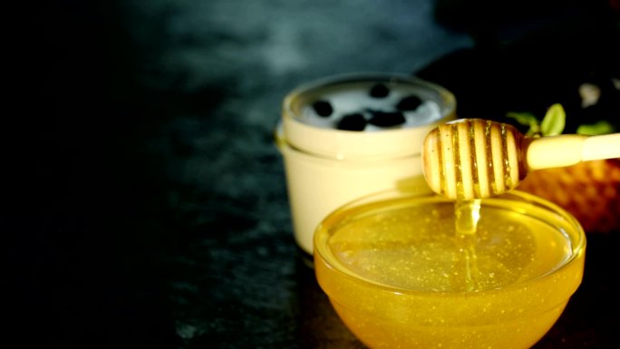 蜂蜜倒出勺美味小吃特写