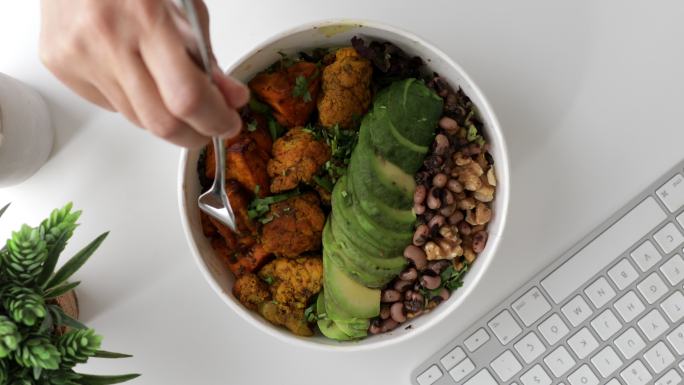 在办公室吃外卖午餐