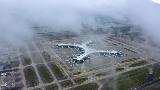 云海下的深圳宝安国际机场气势磅礴的美2