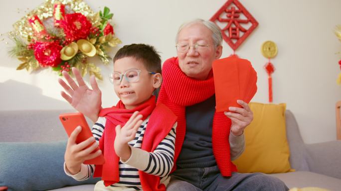 祖父和孙子电话视频拜年春节视频春节疫情期