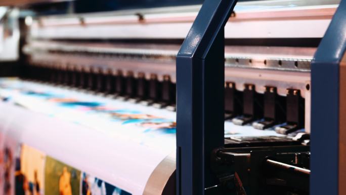 胶印机在生产过程中的特写镜头。