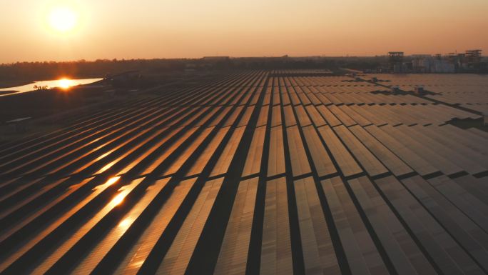 生产集中太阳能的航空工业太阳能农场