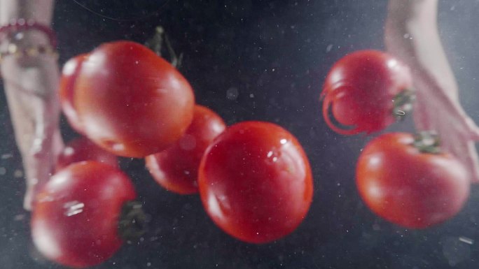 西红柿落入水中