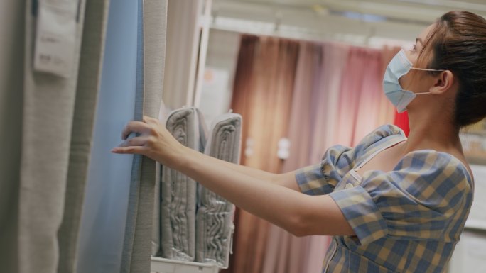 新常态零售购物：亚洲女性家居装饰购物帘