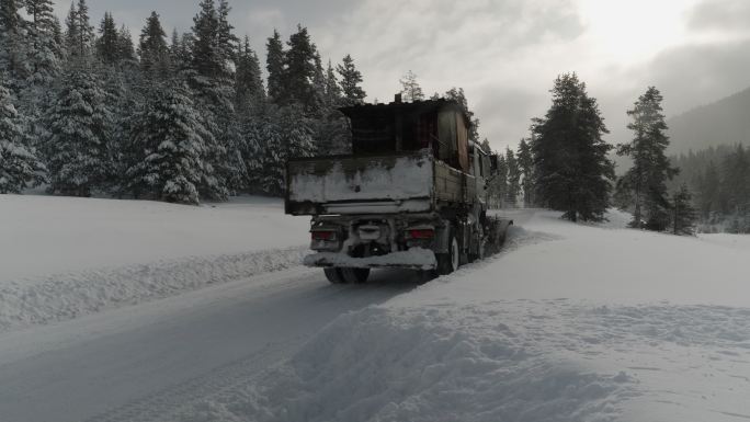 在冬季山路上工作的转子式雪犁。